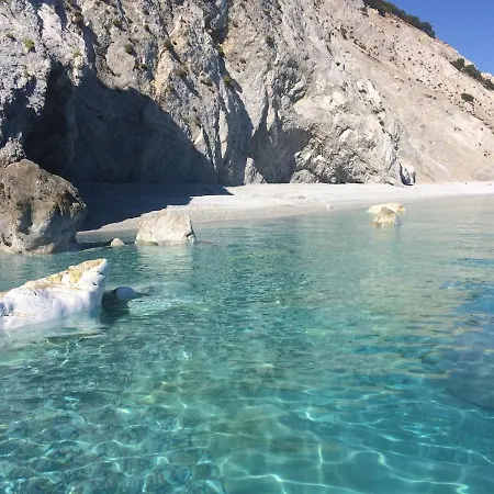 Spacious Overlooking With Private Pool Vilă